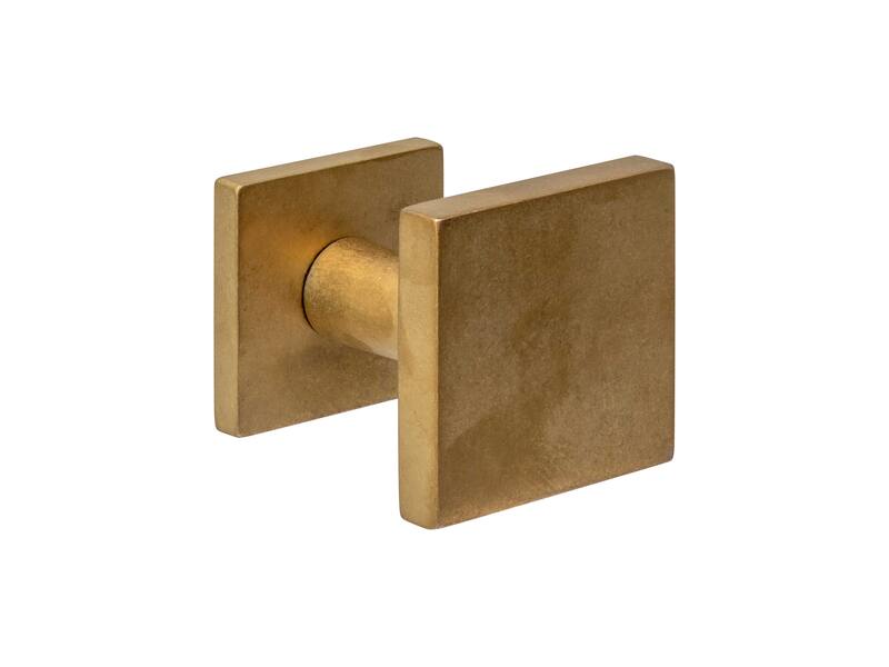 Intersteel Voordeurknop vierkant 64x64mm op achterplaat 54x54mm verkropt eenzijdige montage PVD messing getrommeld