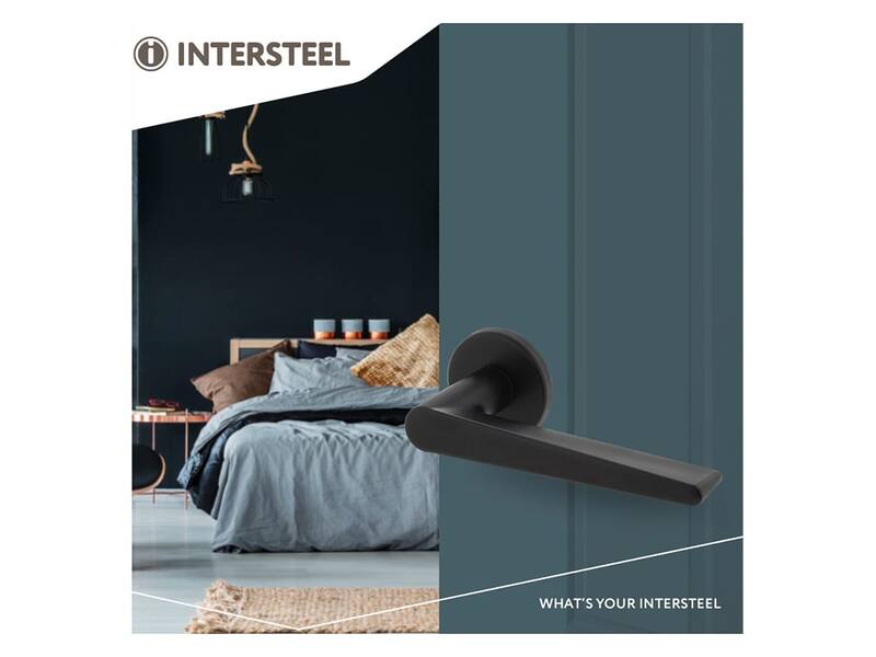Intersteel Deurkruk Tiga met rozet 49x7 mm mat zwart