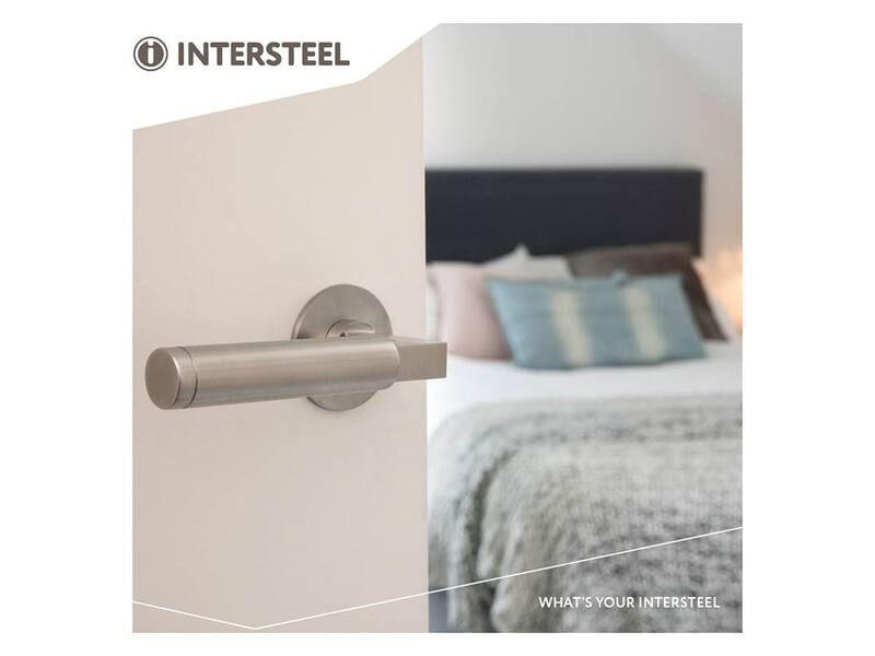 Intersteel Deurkruk Bau-stil op rond magneet rozet rvs geborsteld