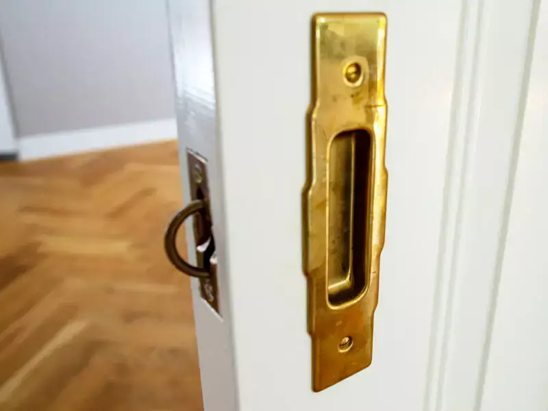 Schuifdeurtrekker kamer en suite Messing 75x22mm , trekring rond 40mm