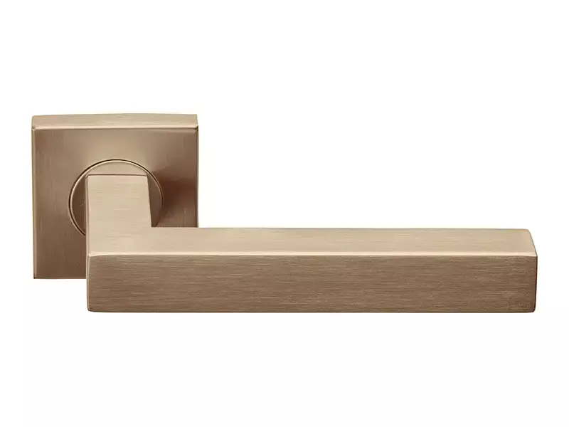 Deurkruk PVD licht brons Basics BSQ1-G geveerd op rozet