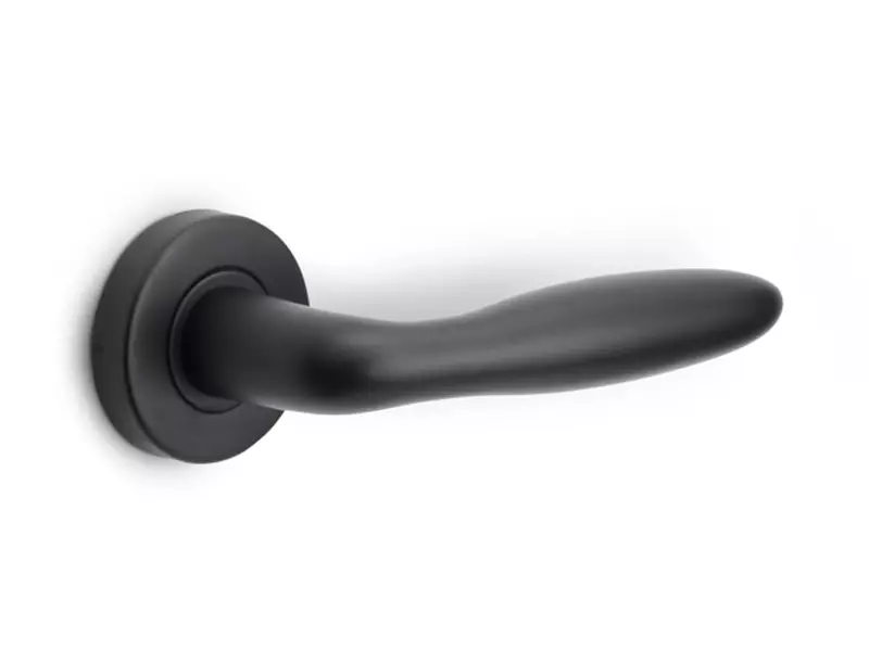 Deurklink Zwart Bologna 137mm op ronde verende rozet