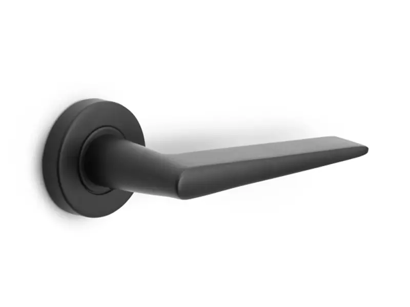 Deurklink Zwart Maniago 128mm op ronde verende rozet