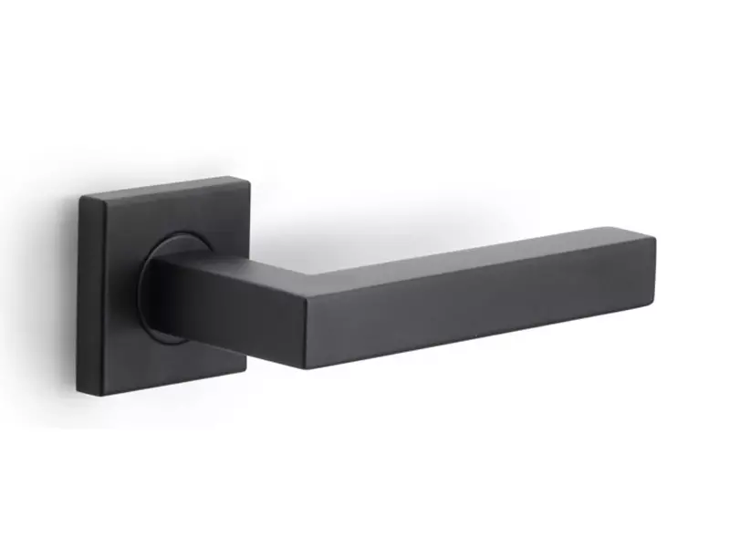 Deurklink Zwart Napels 135mm op vierkante verende rozet