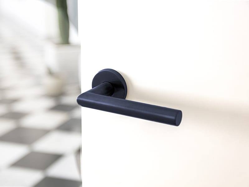 Deurklink Gunmetal PVD Milaan 135mm op ronde verende rozet