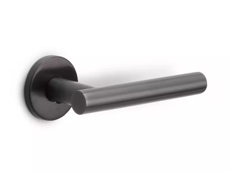 Deurklink Gunmetal PVD Rome 135mm op ronde verende rozet
