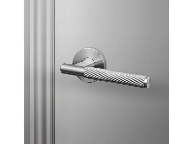Deurkruk Linear RVS stripe milled op ronde verende rozet 145mm
