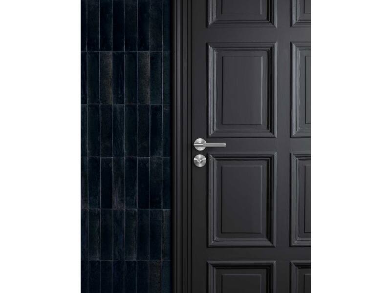 Deurkruk Linear RVS stripe milled op ronde verende rozet 145mm