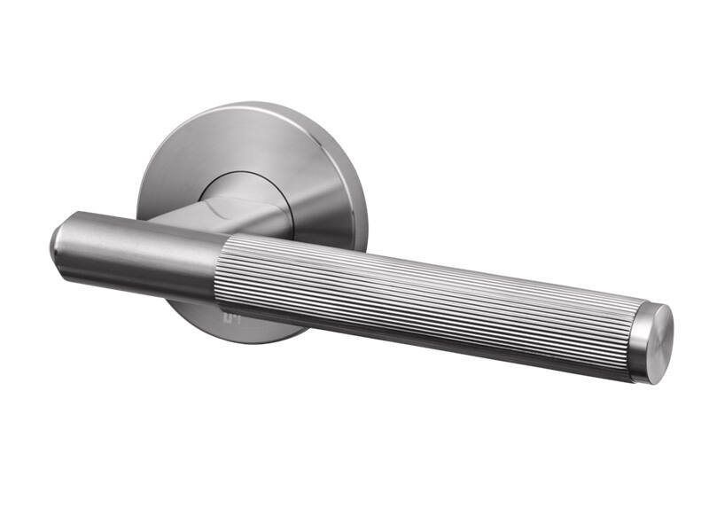 Deurkruk Linear RVS stripe milled op ronde verende rozet 145mm