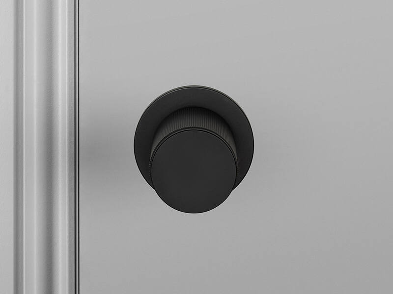 Knopkruk Linear Zwart stripe milled op ronde rozet Rond 40mm