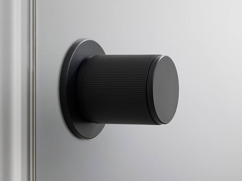 Knopkruk Linear Zwart stripe milled op ronde rozet Rond 40mm
