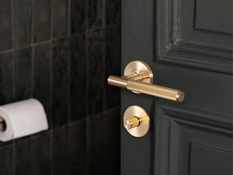 WC-sluiting Linear Zwart stripe milled rond 57mm