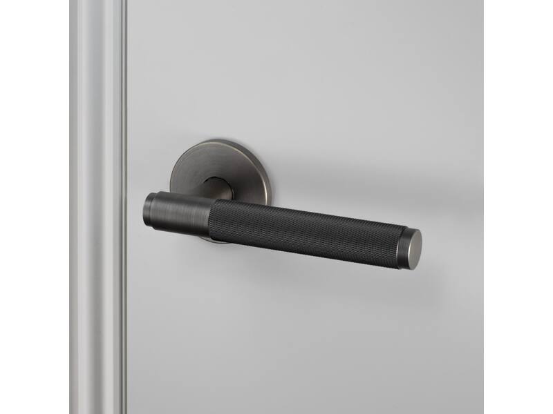 Deurkruk Cross Brons diamond-cut op ronde verende rozet 145mm