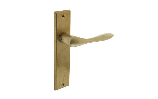 Intersteel Deurkruk Banaan met schild blind messing getrommeld