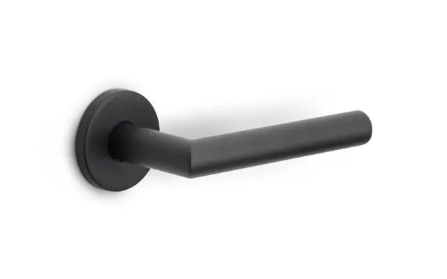 Deurklink Zwart Milaan 135mm op ronde verende rozet