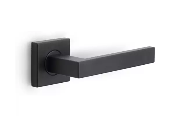 Deurklink Zwart Siena 135mm op vierkante verende rozet