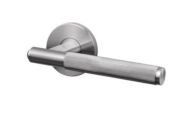 Deurkruk Linear RVS stripe milled op ronde verende rozet 145mm
